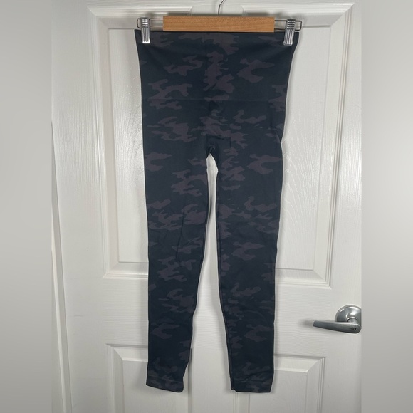 Spanx Medium Leggings Look at Me Now in Black Camo - Picture 3 of 9